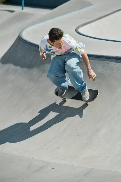 Młody Łyżwiarz Chłopiec Jeździ Deskorolką Górę Rampa Tętniącym Życiem Skate — Zdjęcie stockowe