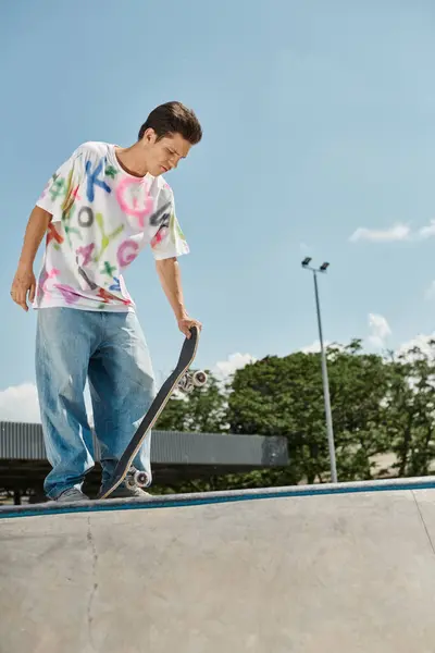 在一个阳光明媚的夏日 一个年轻的滑板男孩勇敢地骑着他的滑板爬上了滑板公园的斜坡 — 图库照片