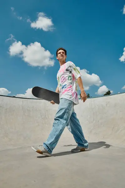 Young Man Walking Casually Skate Park Skateboard Hand Enjoying Summer — Stock Photo, Image