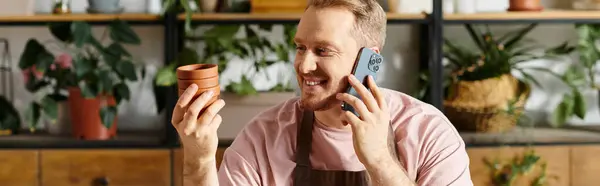 Man Plant Shop Holding Pot Talking Cell Phone — Stock Photo, Image