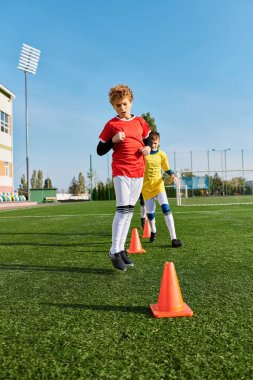 Canlı bir sahne, bir grup genç çocuğun güneşli bir sahada heyecanlı bir futbol maçına katılmasıyla başlıyor. Kahkahalar havayı dolduruyor topu kovalarken, top sürerken, pas atarken, şevkle sayı yaparken ve takım çalışması yaparken..
