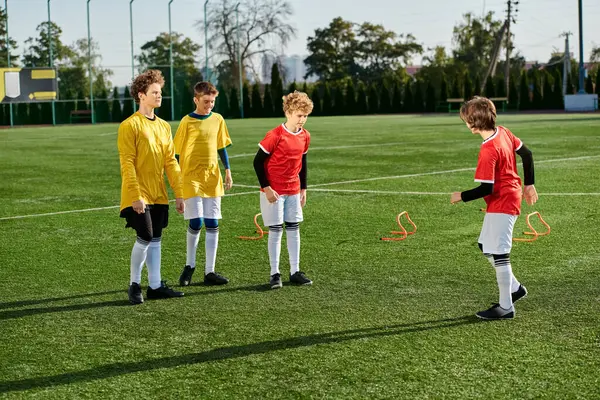 Skupina Mladých Mužů Triumfálně Stojí Fotbalovém Hřišti Vyzařuje Nich Sebedůvěra — Stock fotografie
