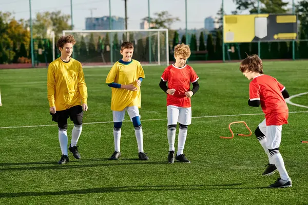 Grupp Unga Män Står Stolt Fotbollsplan Utstrålar Självförtroende Och Kamratskap — Stockfoto