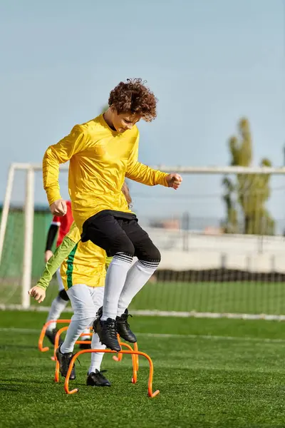 Bir Grup Genç Erkek Yoğun Rekabetçi Bir Futbol Oyunu Oynuyorlar — Stok fotoğraf
