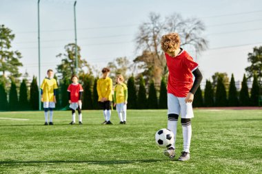 Bir grup genç adam gururla futbol sahasında duruyor. Batan güneşle aydınlanan siluetleri zaferlerini kutluyor..