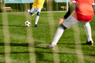 İki adam coşkuyla bir futbol topunu canlı bir sahada tekmeliyor. Yeteneklerini, takım çalışmalarını ve tutkularını sergiliyorlar..