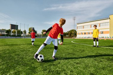 Bir grup genç adam tutkulu bir şekilde yeşil bir sahada futbol oynuyorlar, şevkle ve yetenekle top sürüyorlar ve gol atıyorlar..