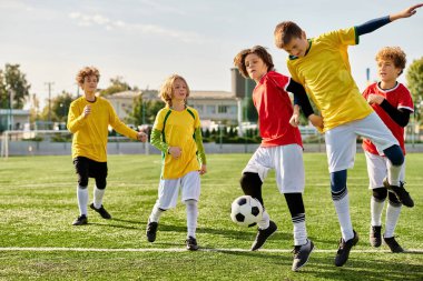 Bir grup genç erkek, bir futbol topunu keyifle tekmeliyor, yeteneklerini sergiliyor ve arkadaşça oynadıkları bir maçta yoldaşlık kuruyorlar..