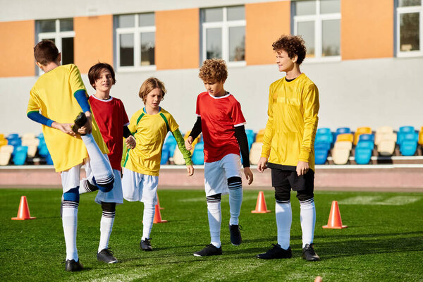 Группа молодых людей, стоящих плечом к плечу на огромном поле. Они излучают товарищество и уверенность, когда они смотрят на горизонт вместе.