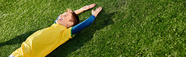 Человек мирно лежит на ярком пышном зеленом поле, окруженный красотой природы. Сцена источает спокойствие и связь с землей.