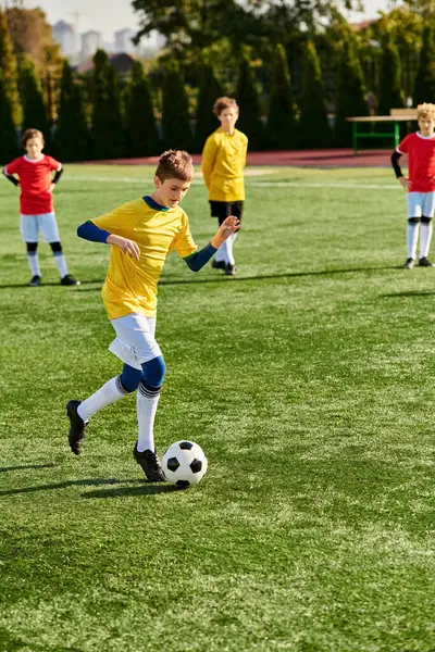 Μια Ομάδα Νεαρών Αγοριών Ενεργητικά Ασχολούνται Ένα Παιχνίδι Ποδοσφαίρου Τρέχει — Φωτογραφία Αρχείου