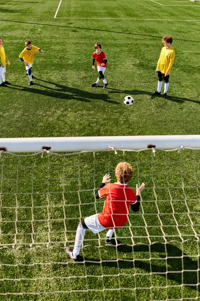 Vibrante Grupo Niños Pequeños Participando Animado Juego Fútbol Están Corriendo — Foto de Stock