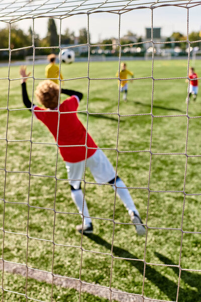 Группа маленьких детей, полных энергии и энтузиазма, играют в оживленную игру в футбол. Они бегут, пинаются и гонятся за мячом с улыбками на лицах, демонстрируя свою командную работу и спортивное мастерство..