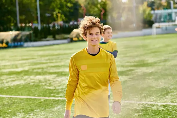 Två Unga Män Firar Sin Seger Genom Att Stå Fotbollsplan — Stockfoto