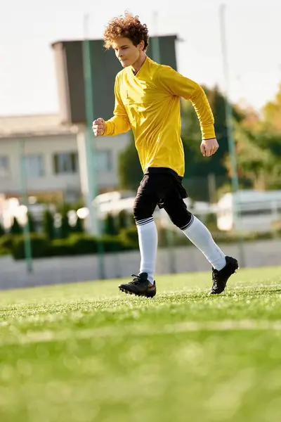 Jovem Camisa Amarela Calções Pretos Apaixonadamente Jogando Futebol Campo — Fotografia de Stock