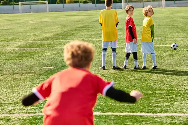 Dynamisk Grupp Unga Pojkar Står Triumferande Toppen Fotbollsplan Förenade Sin — Stockfoto