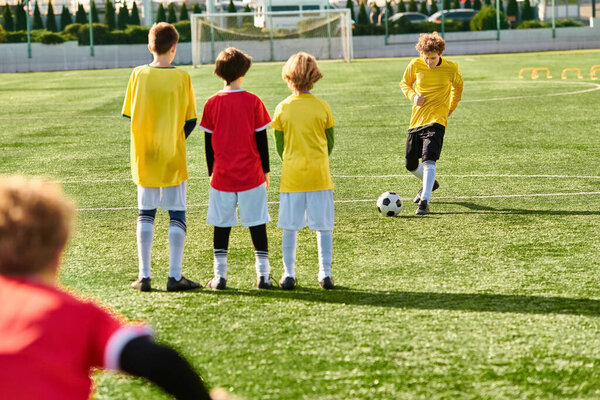 Группа энергичных маленьких детей взволнованно стоит на вершине яркого футбольного поля, их глаза блестят решимостью и командной работой, когда они готовятся начать захватывающий матч.