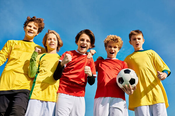 Разнообразная группа молодых людей разных национальностей и полов тесно сотрудничает, демонстрируя единство и единство. Они выглядят вовлеченными в разговор, смех и общие моменты camaraderie.