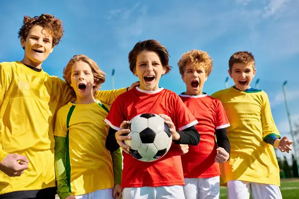 一群各种各样的年轻人站在一起 形成一个圆圈 每个人都拿着足球 他们面带微笑 显得热情而团结 表现出他们对这项运动的热爱 — 图库照片