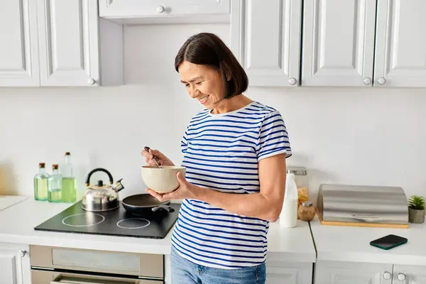 Samimi Elbiseli Olgun Bir Kadın Mutfakta Bir Kase Yemek Tutuyor — Stok fotoğraf
