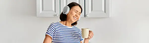 Woman Homewear Enjoying Coffee Music — Foto de Stock