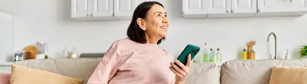 Pembe Tişörtlü Olgun Bir Kadın Evde Sükuneti Somutlaştıran Yeşil Bir — Stok fotoğraf