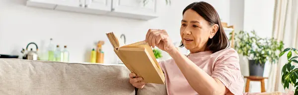 Mature Woman Cozy Homewear Sits Couch Absorbed Book — Stock Photo, Image