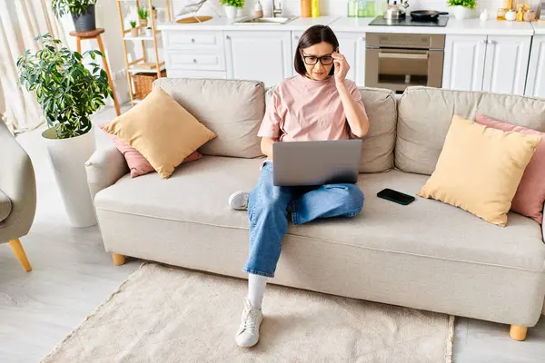 Mature Woman Cozy Homewear Sits Couch Focused Her Laptop Screen — Stock Photo, Image