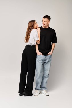 Birbirine aşık genç bir çift gri bir geçmişe sahip bir stüdyoda yan yana duruyor, beraberlik hissi yayıyorlar..