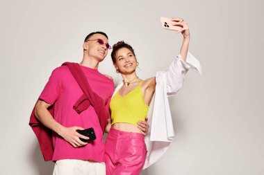 Stüdyoda gri bir geçmişi olan, ruhani bir aura yayan, birbirine aşık şık genç bir çift..