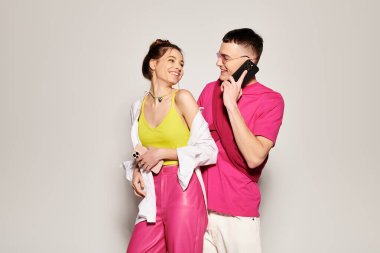 Tarz sahibi, birbirine aşık genç bir çift. Gri bir geçmişi olan bir stüdyoda birbirlerine yakın duruyorlar. Güçlü bir bağ kuruyorlar..