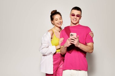 Tarz sahibi, birbirine aşık genç bir çift gri bir geçmişe sahip bir stüdyoda birbirlerine yakın duruyorlar..