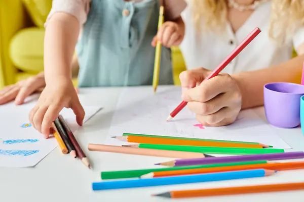 Matka Córka Ołówkami Odkrywając Kreatywność Ucząc Się Razem Przy Stole — Zdjęcie stockowe