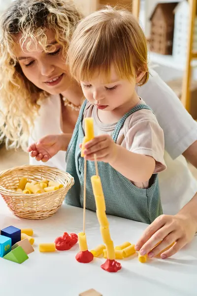 Een Krullenbol Moeder Haar Peuter Dochter Zich Bezighouden Met Montessori — Stockfoto