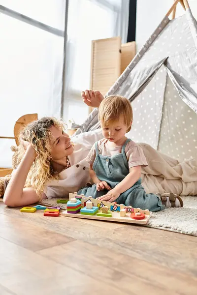 Mutter Und Kleinkind Spielen Fröhlich Mit Montessori Spielzeug Auf Dem — Stockfoto