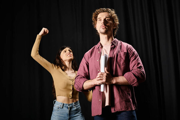 Мужчина и женщина стоят на черном фоне.