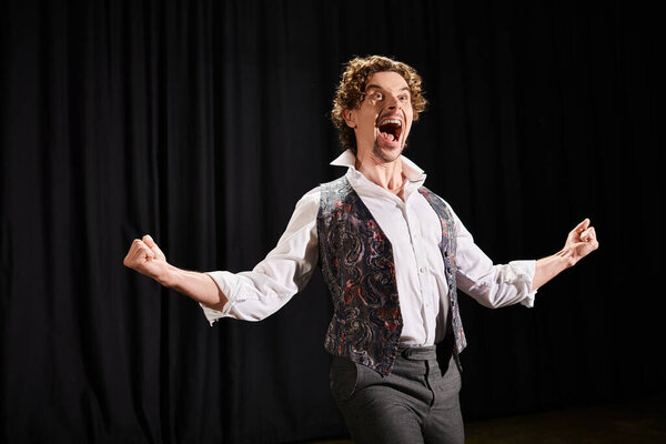 Человек в жилете и галстуке выражает сильные эмоции через мощный крик.