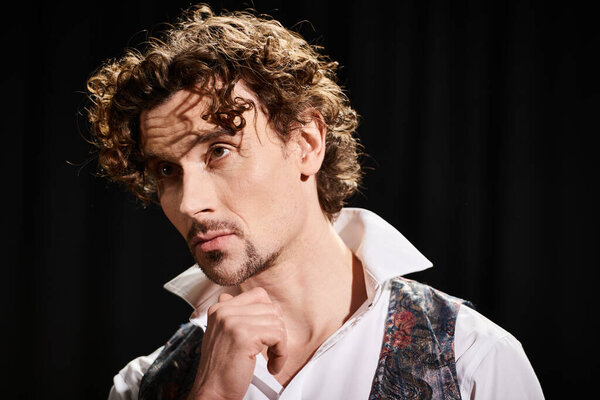 Gros Plan Homme Aux Cheveux Bouclés — Photo