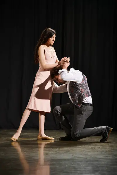 Handsome Man Kneels Next Woman Theater Stage Rehearsals — Stock Photo, Image