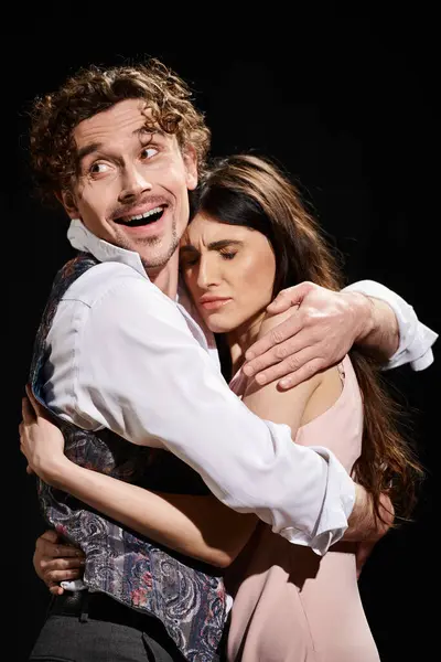 一个英俊的男人和一个漂亮的女人在剧院排练时热烈拥抱在一起 — 图库照片