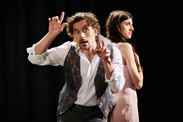 Мужчина и женщина, репетирующие пьесу, стоят бок о бок.