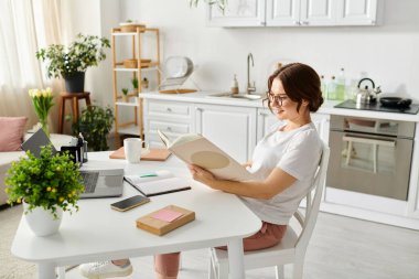 Orta yaşlı bir kadın kendini bir masada bir kitaba kaptırmış..
