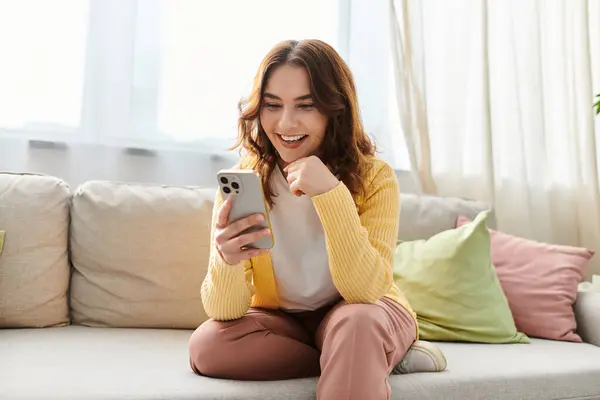Middle Aged Woman Sitting Couch Absorbed Her Cell Phone — Stock Photo, Image