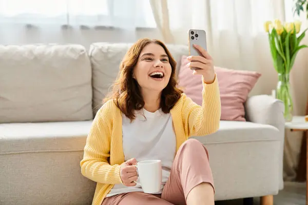 Frau Entspannt Sich Auf Couch Mit Kaffeetasse — Stockfoto