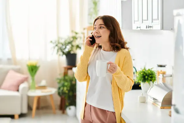 Mulher Meia Idade Uma Sala Estar Engajando Conversa Telefone Celular — Fotografia de Stock