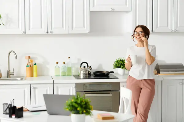Kobieta Średnim Wieku Stojąca Kuchni Rozmawiająca Przez Komórkę — Zdjęcie stockowe