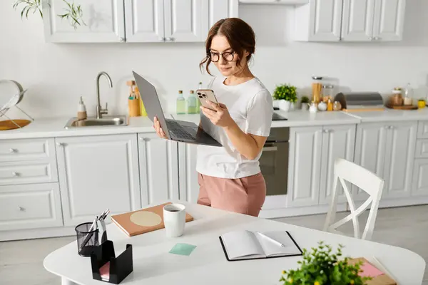 Kobieta Średnim Wieku Pochłonięta Ekranem Laptopa Stojąca Kuchni — Zdjęcie stockowe