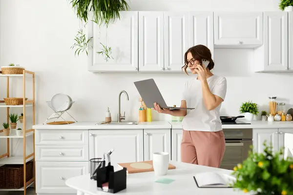 Kobieta Średnim Wieku Rozmawiająca Przez Telefon Trzymająca Laptopa — Zdjęcie stockowe