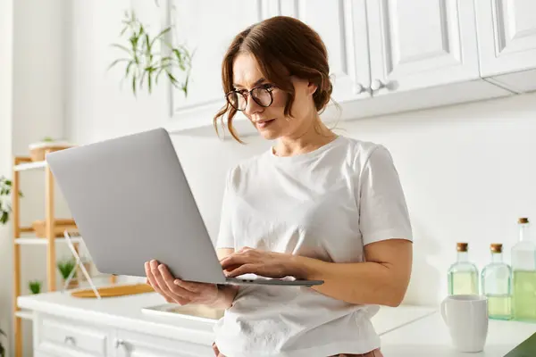 Middle Aged Woman Using Laptop Kitchen — Stock Photo, Image