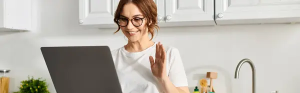Mulher Meia Idade Óculos Absorvidos Laptop Casa — Fotografia de Stock